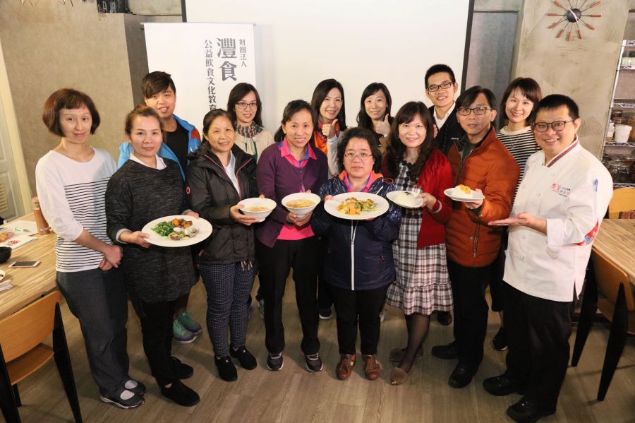 舉辦「SUPER校廚大賽」,得獎校廚赴日本進行食育考察