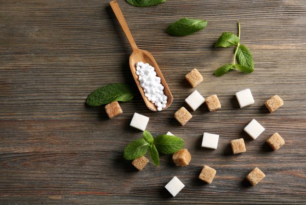有些食品標榜自然甜味劑甜菊糖或木糖醇，跟人工甜味劑有何不同?